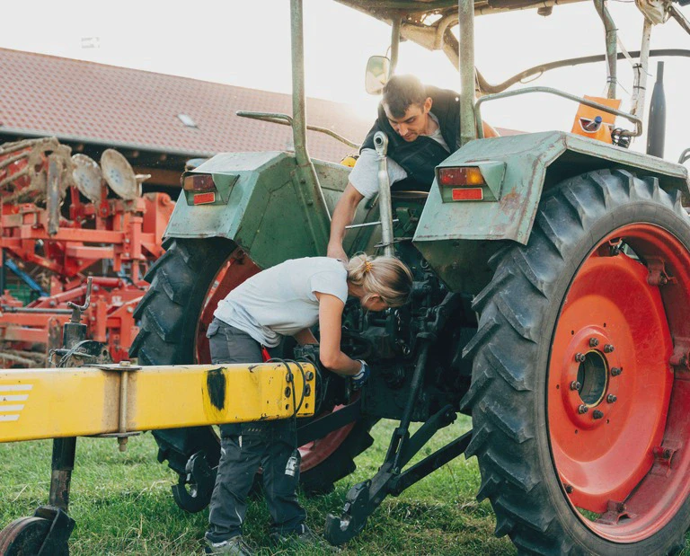 podpinanie maszyny rolniczej do&nbsp;ciągnika