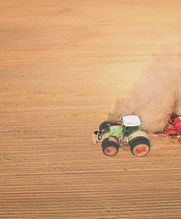 Rozsiewanie wapna nawozowego